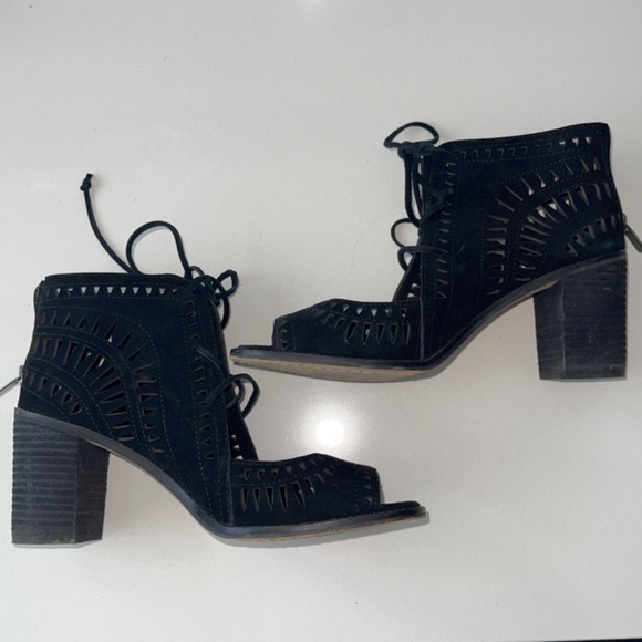 VINCE CUMUTO Tarita Cutout Perforated Lace Up Heeled Sandals Black Peep Toe 8.5 - Picture 3 of 5